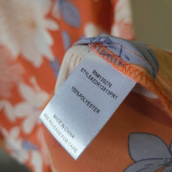 EUC DR2 FLORAL SPLIT V NECK FLORAL TOP SIZE MEDIUM SIZE TAG REMOVED - Picture 14 of 16